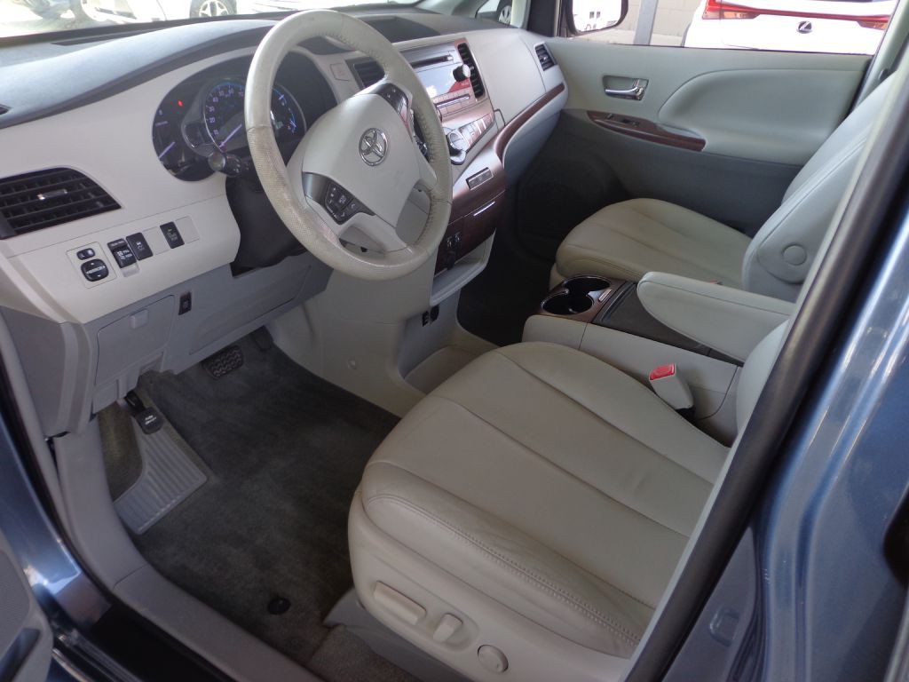 2014 Toyota Sienna Image 15
