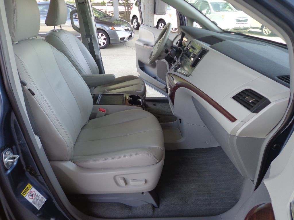 2014 Toyota Sienna Image 16