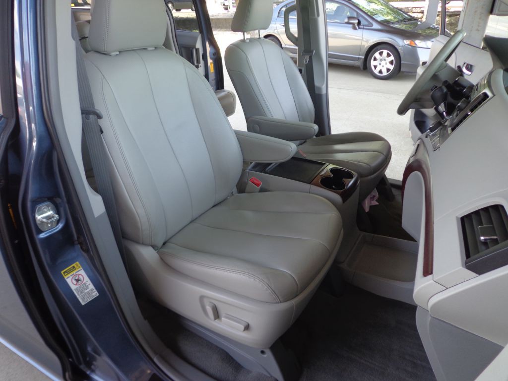 2014 Toyota Sienna Image 17