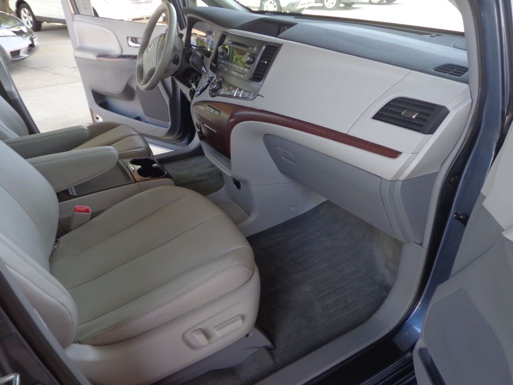 2014 Toyota Sienna Image 18