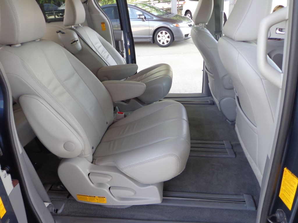 2014 Toyota Sienna Image 19