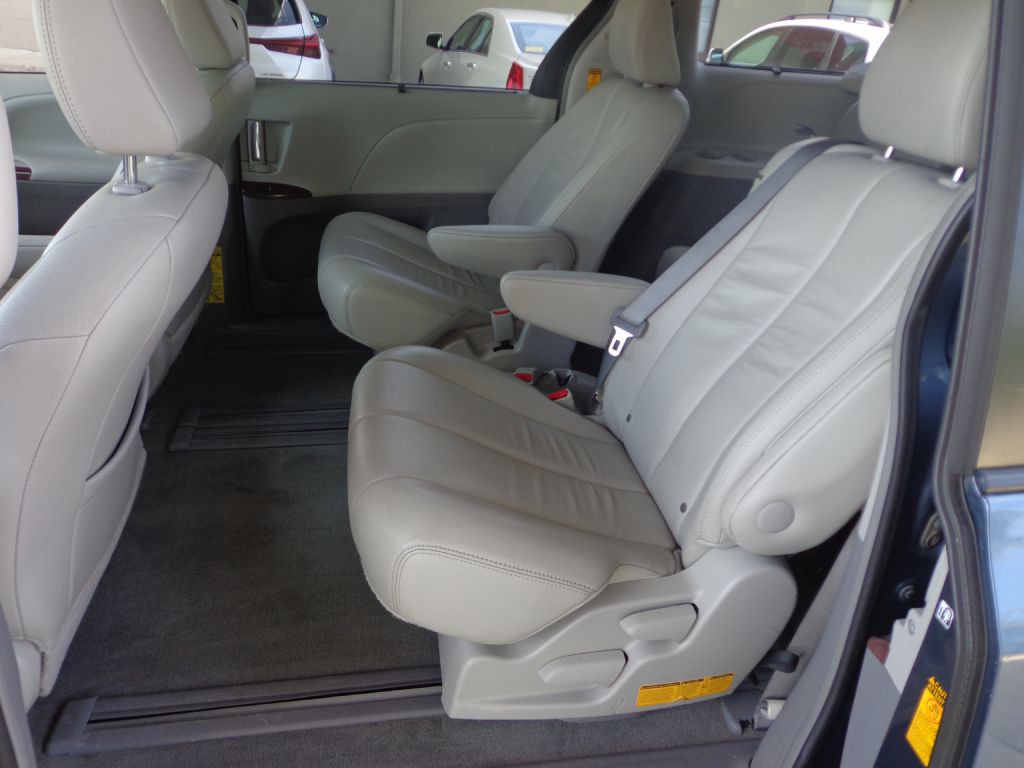 2014 Toyota Sienna Image 21
