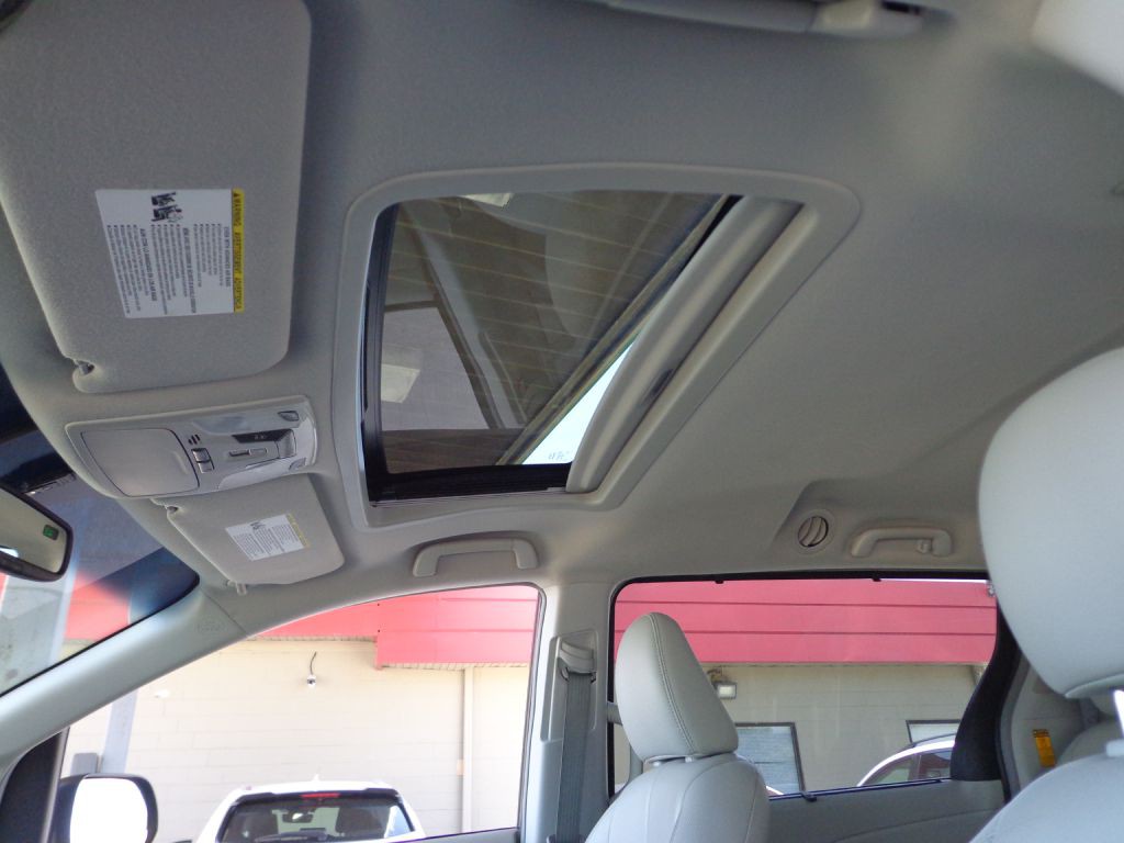 2014 Toyota Sienna Image 22