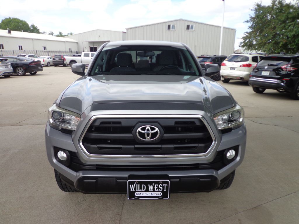 2017 Toyota Tacoma Image 2