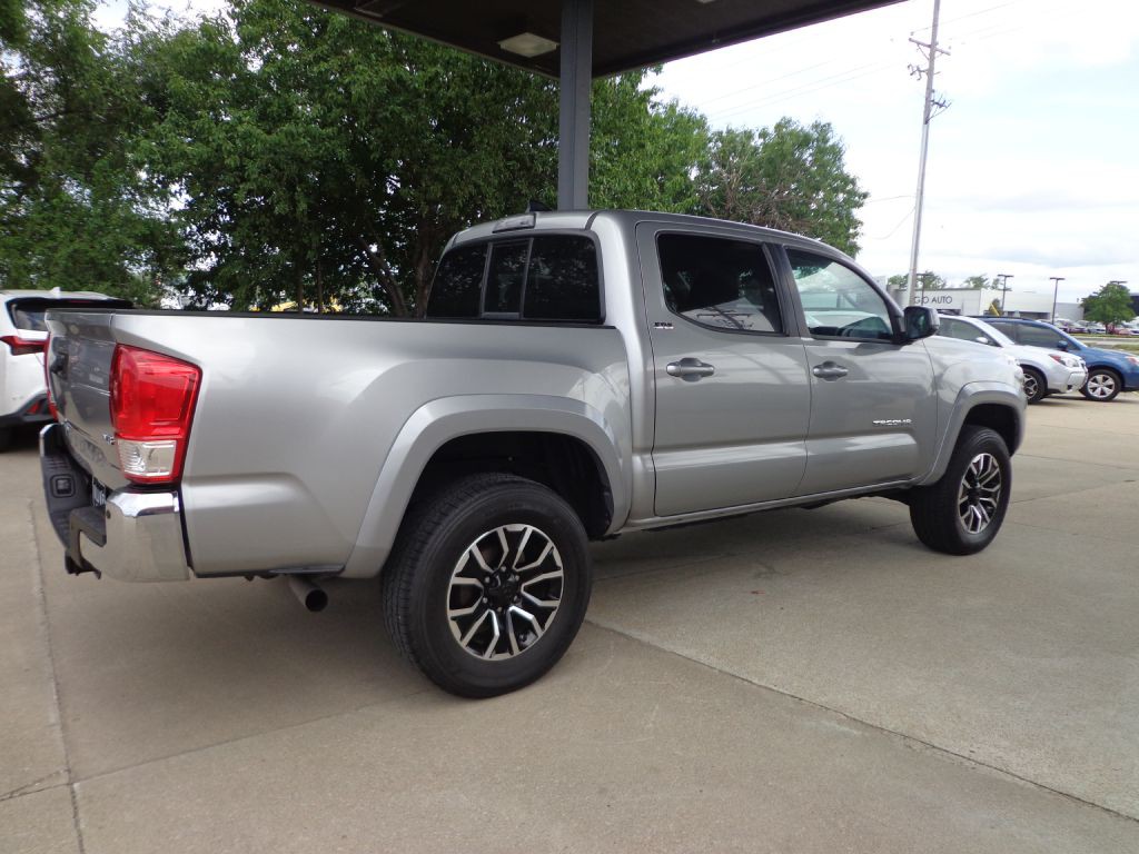 2017 Toyota Tacoma Image 4