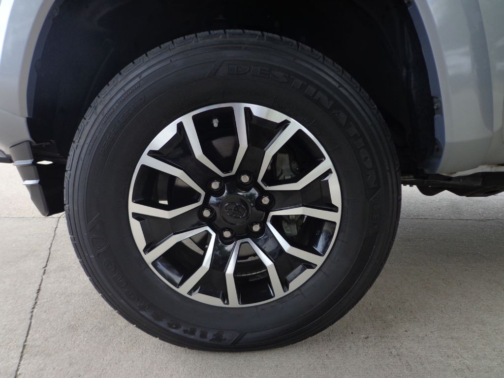 2017 Toyota Tacoma Image 8