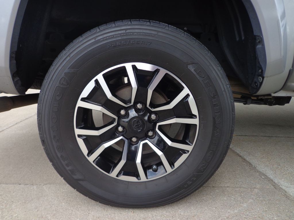 2017 Toyota Tacoma Image 10