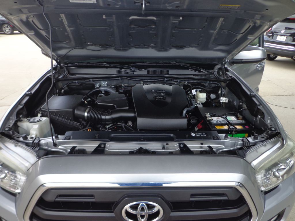 2017 Toyota Tacoma Image 12