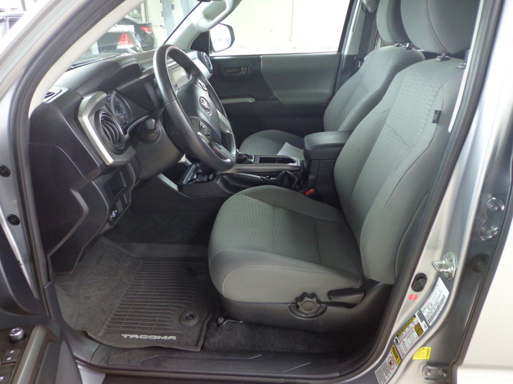 2017 Toyota Tacoma Image 13
