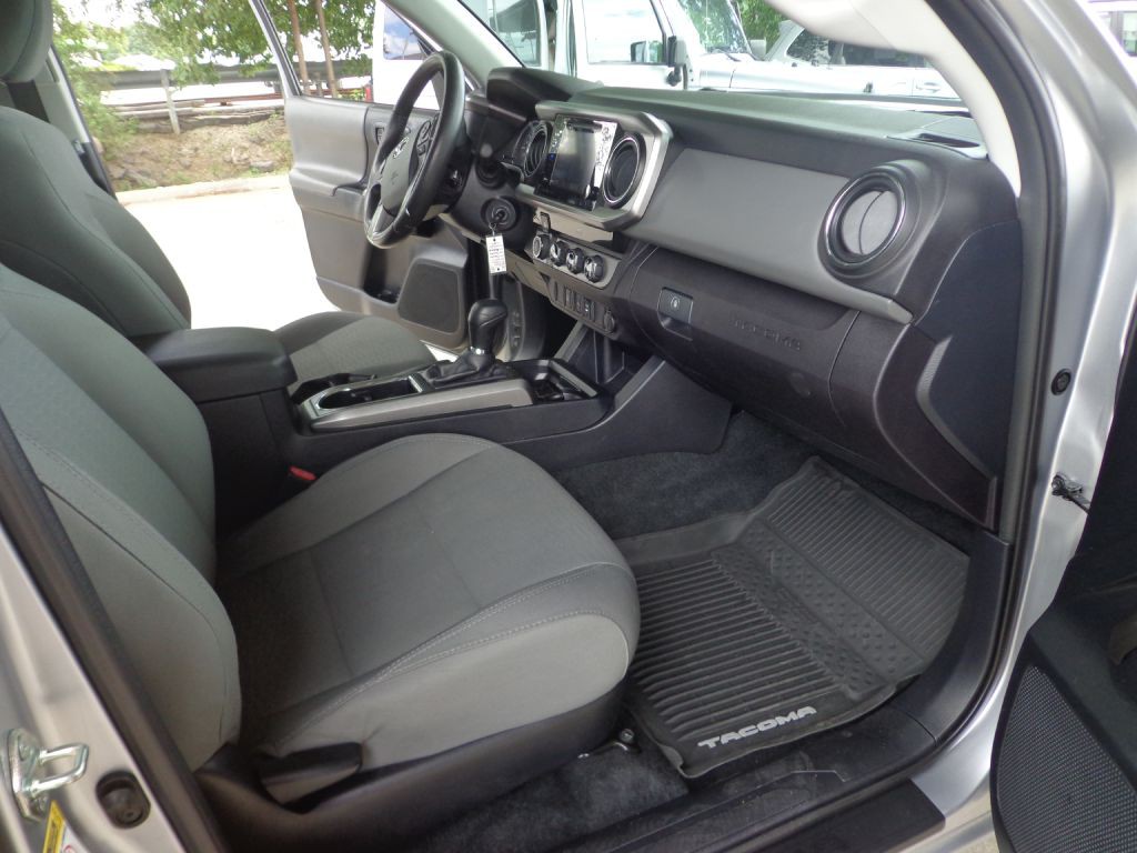 2017 Toyota Tacoma Image 18