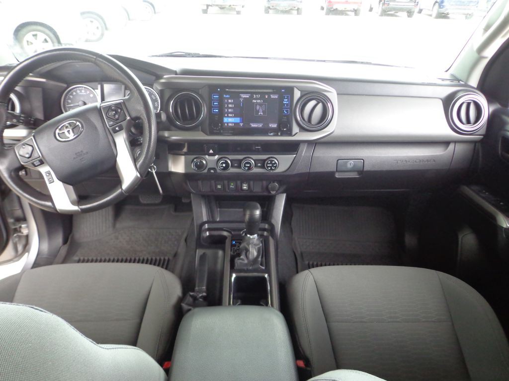 2017 Toyota Tacoma Image 19
