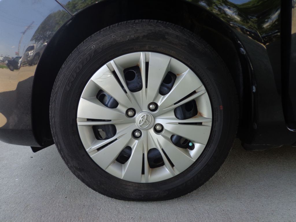2012 Toyota Yaris Image 8