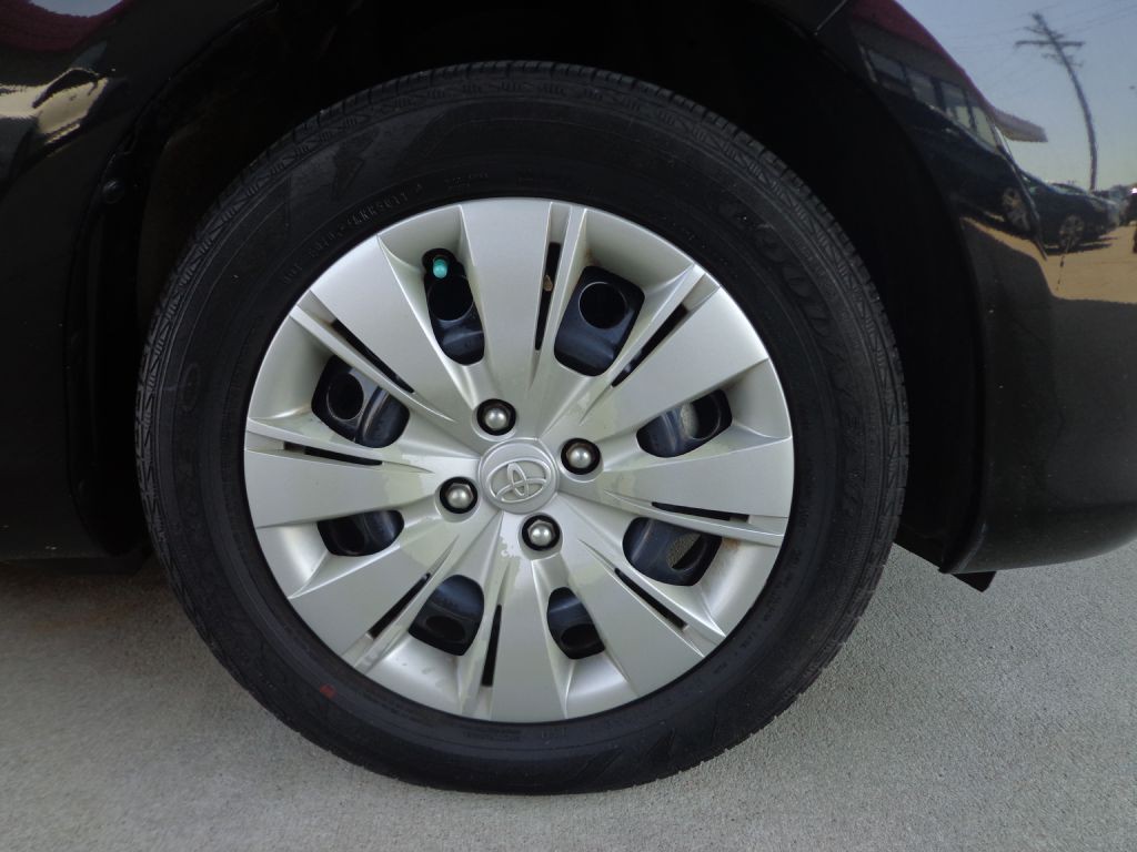 2012 Toyota Yaris Image 9