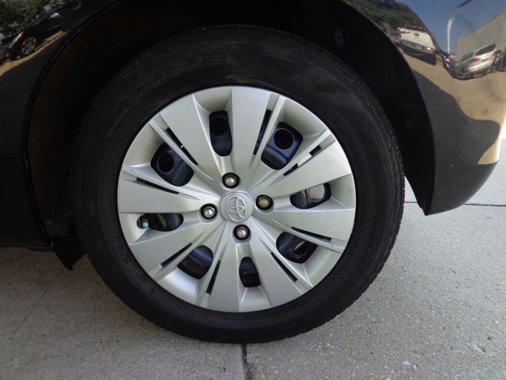 2012 Toyota Yaris Image 11