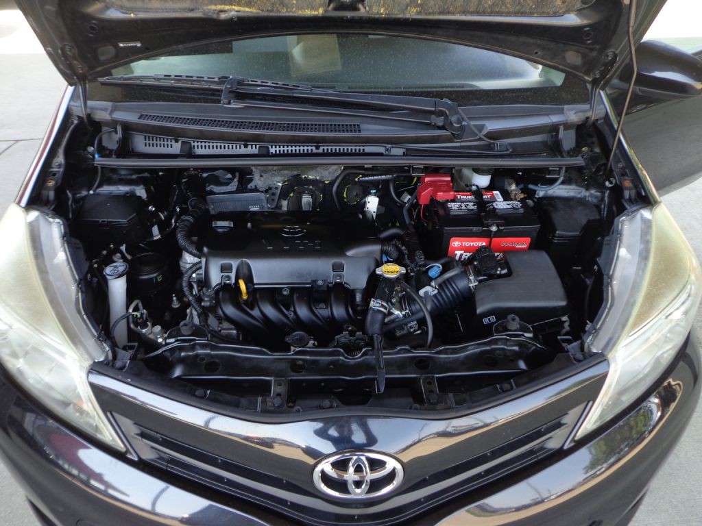 2012 Toyota Yaris Image 12