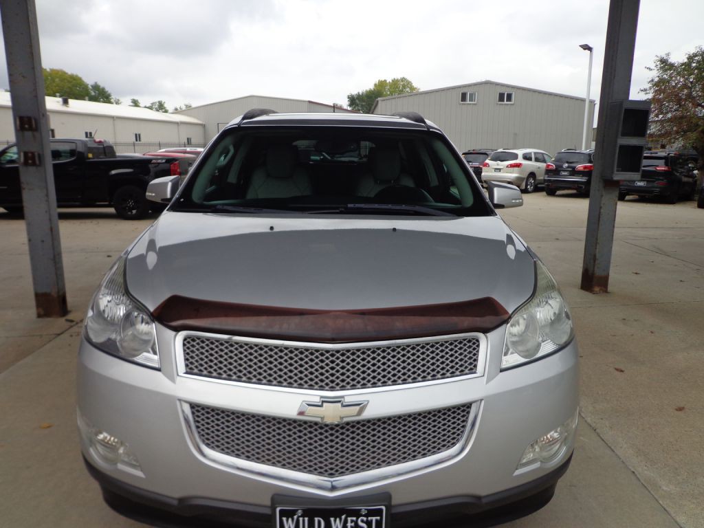 2011 Chevrolet Traverse Image 2