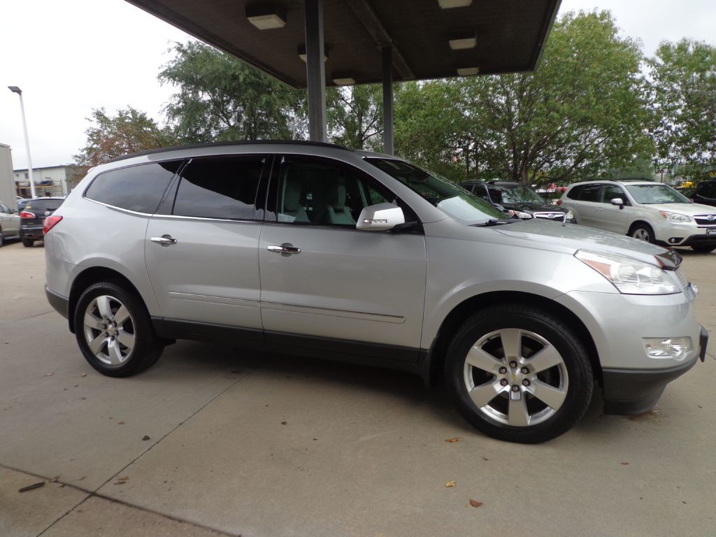 2011 Chevrolet Traverse Image 3