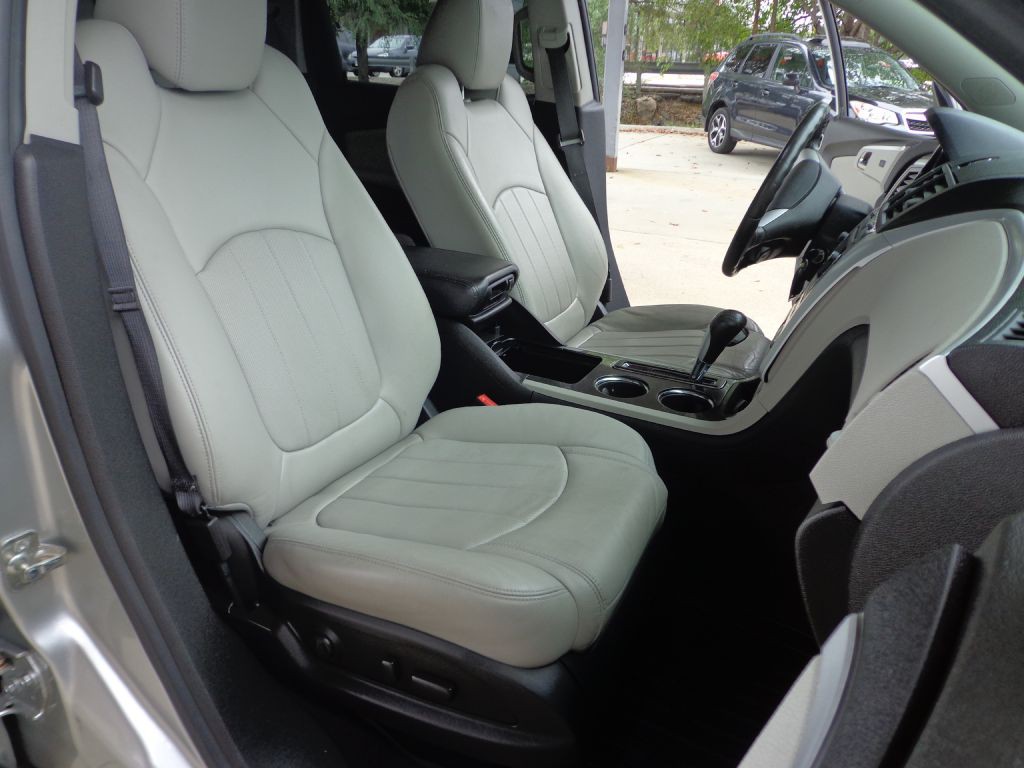 2011 Chevrolet Traverse Image 16