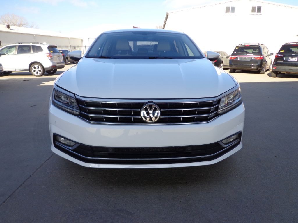 2017 Volkswagen Passat Image 2