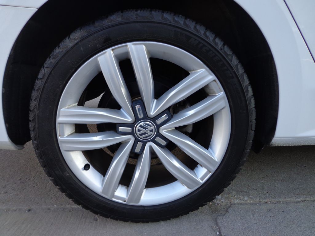 2017 Volkswagen Passat Image 9