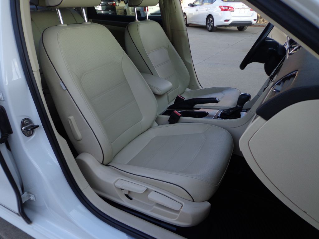 2017 Volkswagen Passat Image 16