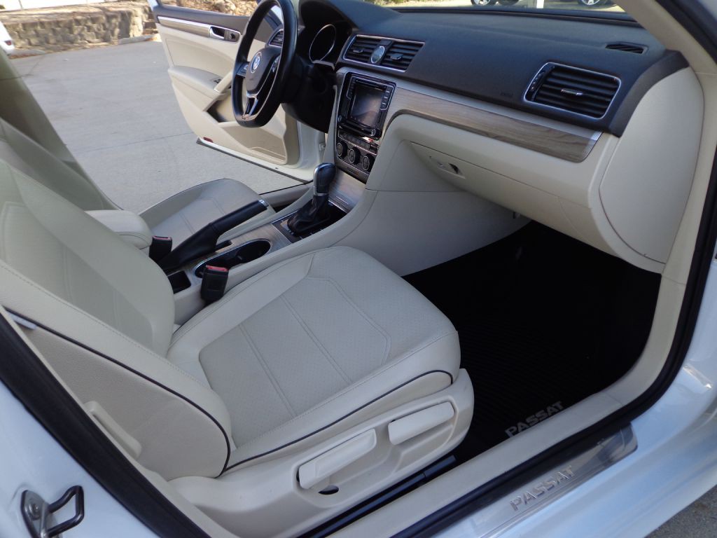 2017 Volkswagen Passat Image 17