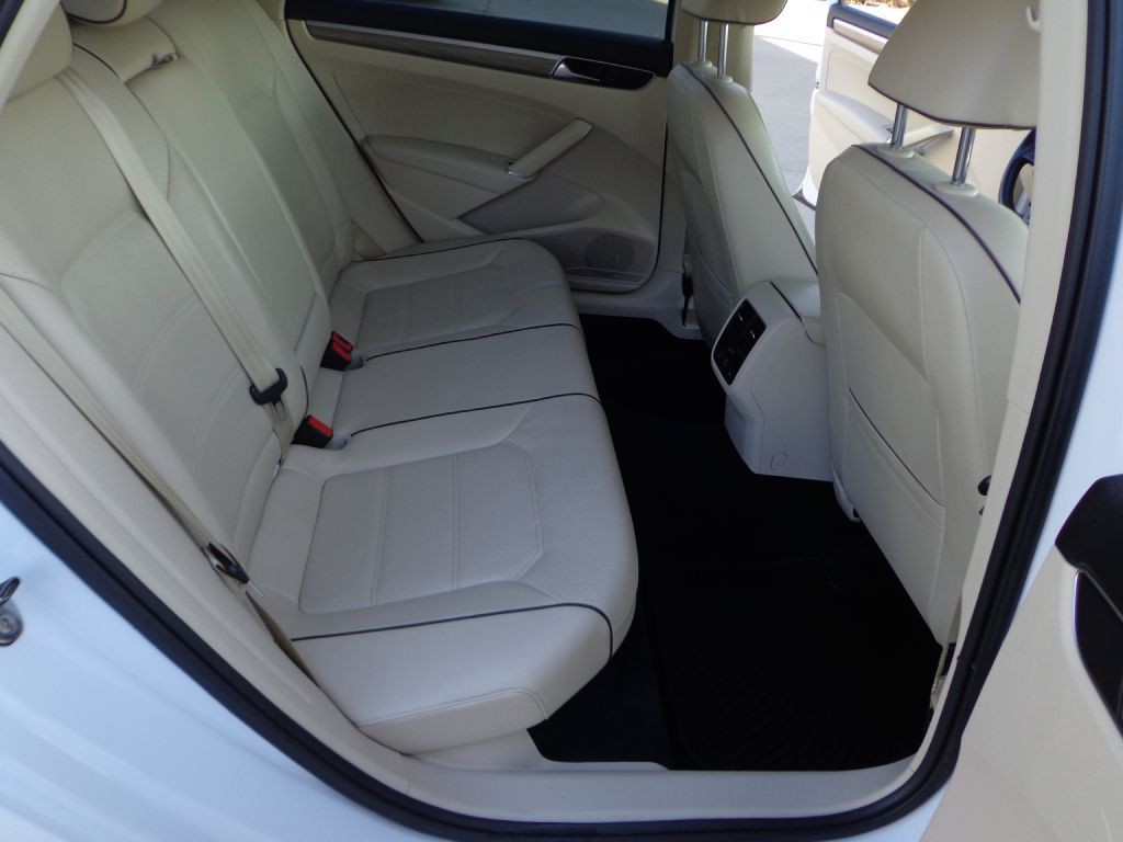 2017 Volkswagen Passat Image 18