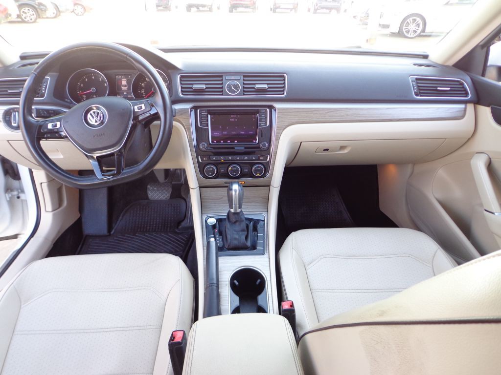 2017 Volkswagen Passat Image 21
