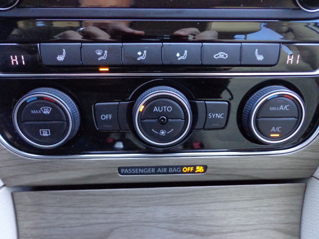 2017 Volkswagen Passat Image 24