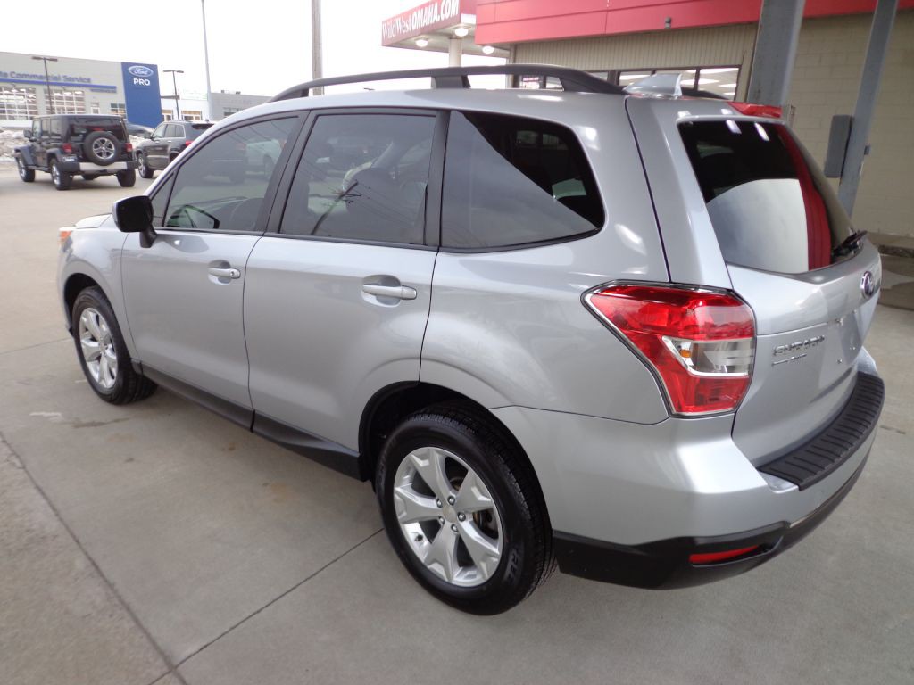 2016 Subaru Forester Image 2