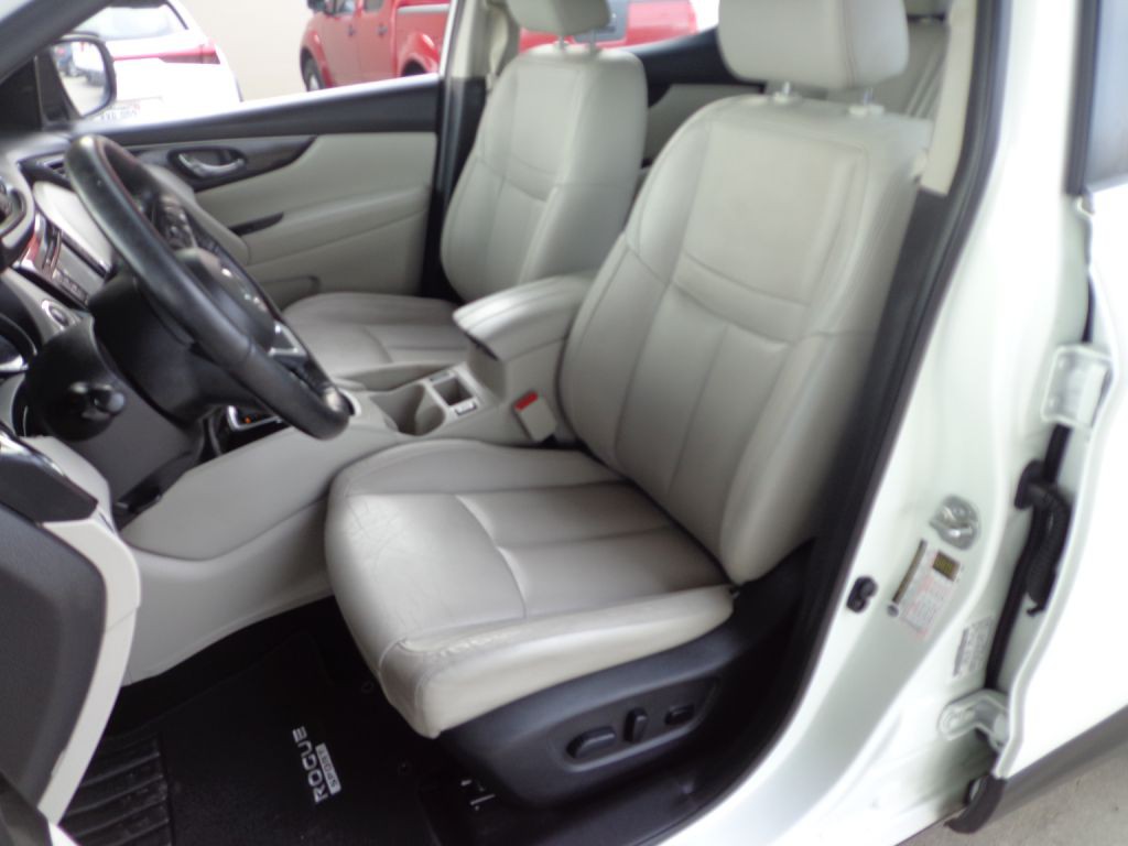 2018 Nissan Rogue Image 12