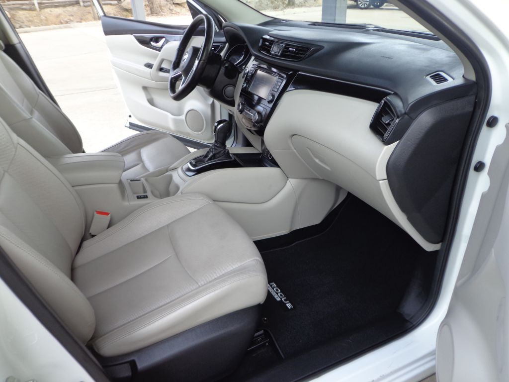 2018 Nissan Rogue Image 15