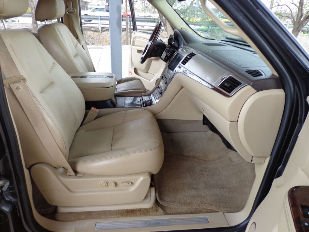 2011 Cadillac Escalade Image 12