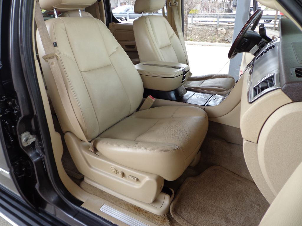 2011 Cadillac Escalade Image 13