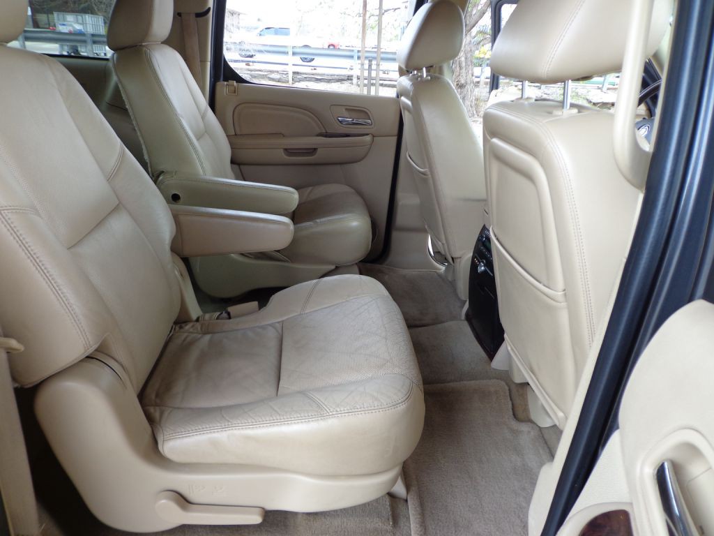 2011 Cadillac Escalade Image 15