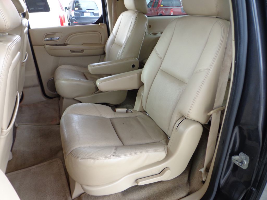 2011 Cadillac Escalade Image 17