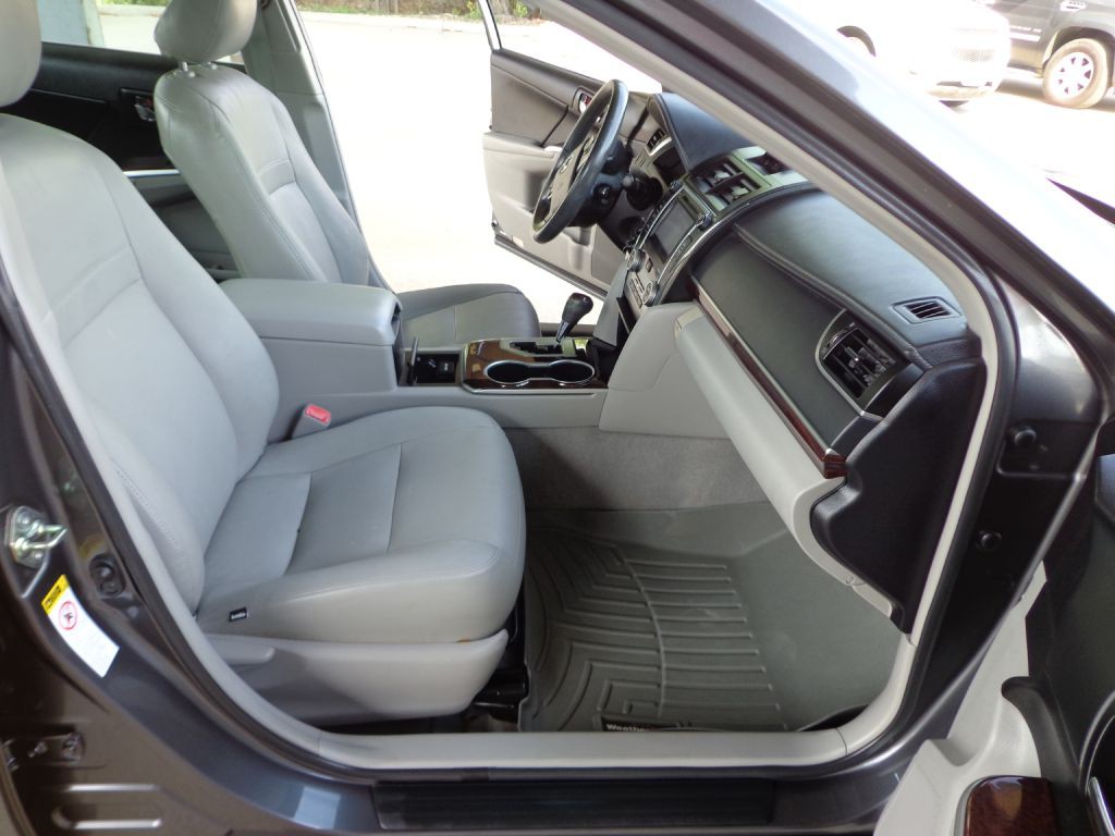 2014 Toyota Camry Image 16