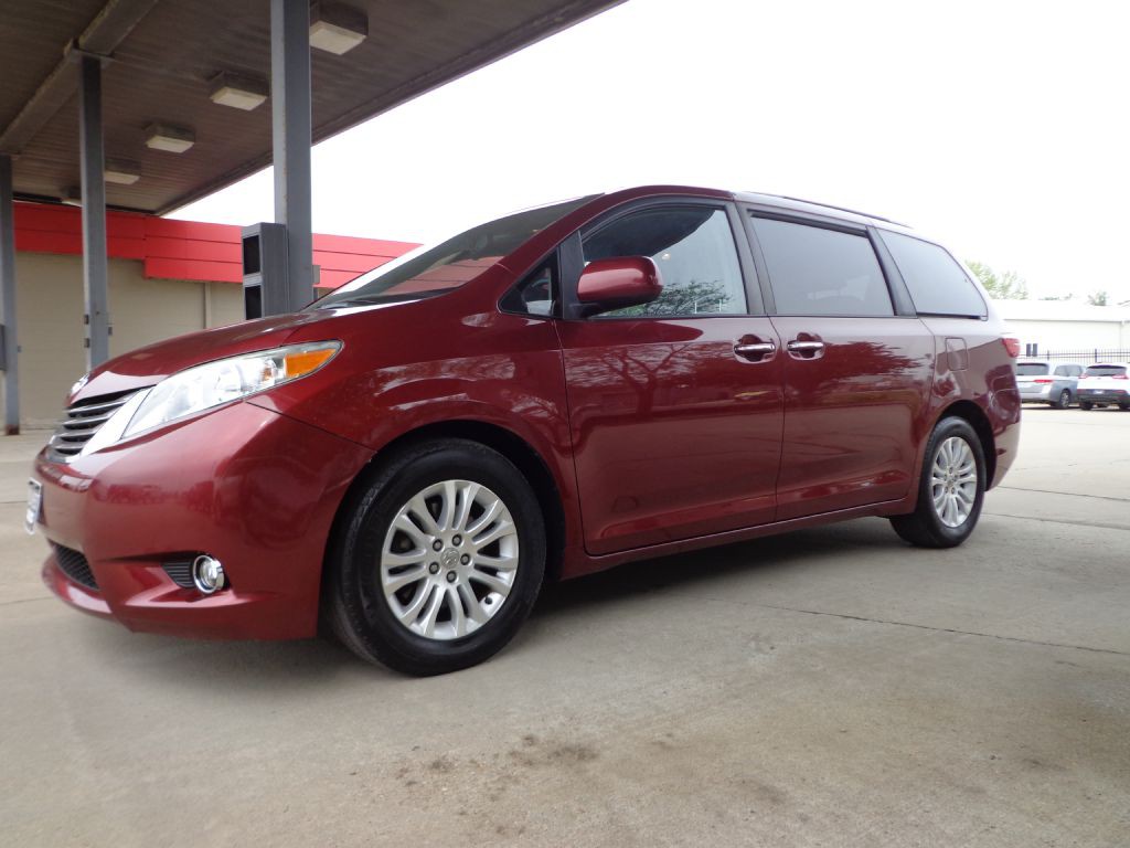 2015 Toyota Sienna Image 1