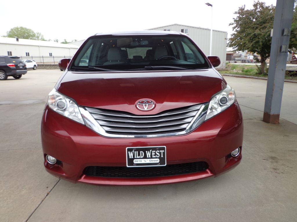 2015 Toyota Sienna Image 2