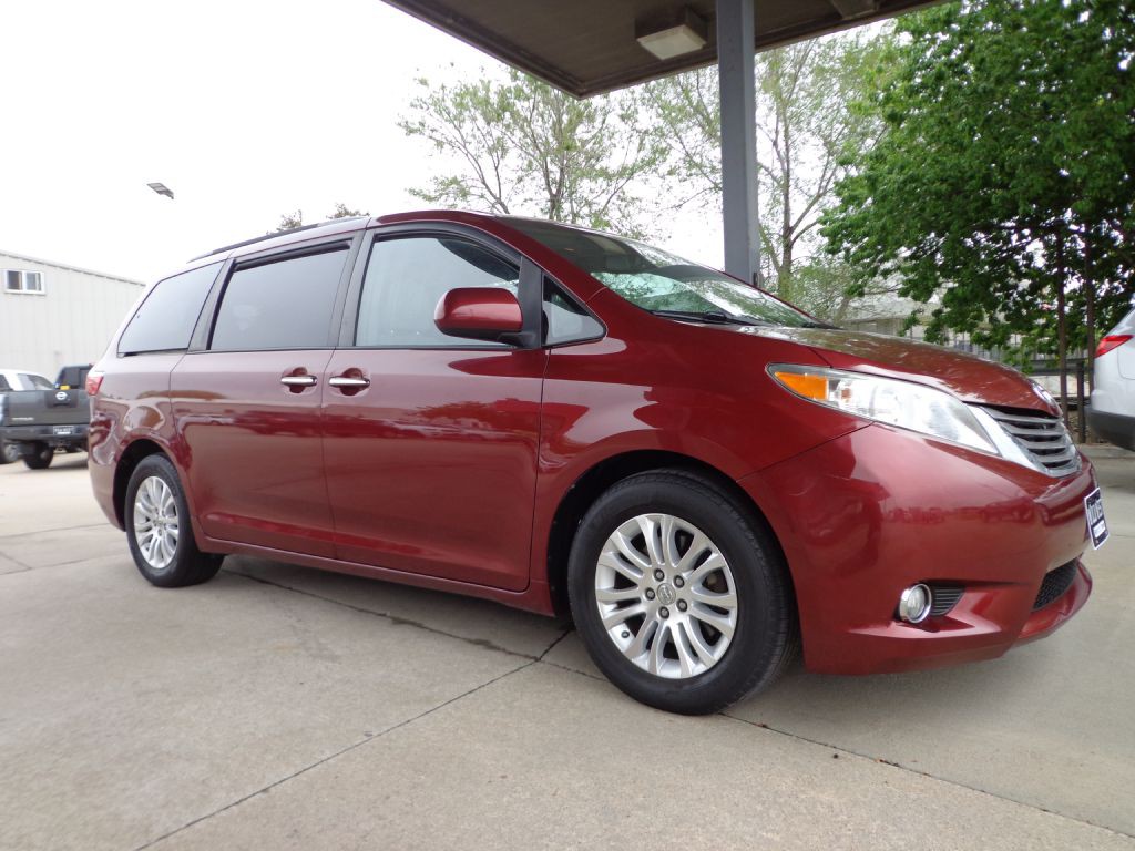 2015 Toyota Sienna Image 3