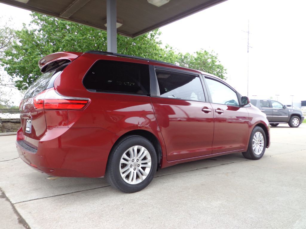 2015 Toyota Sienna Image 4