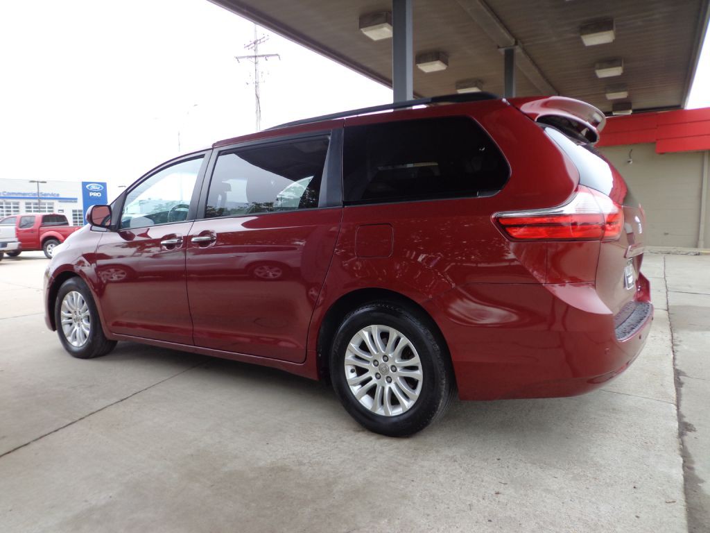 2015 Toyota Sienna Image 6