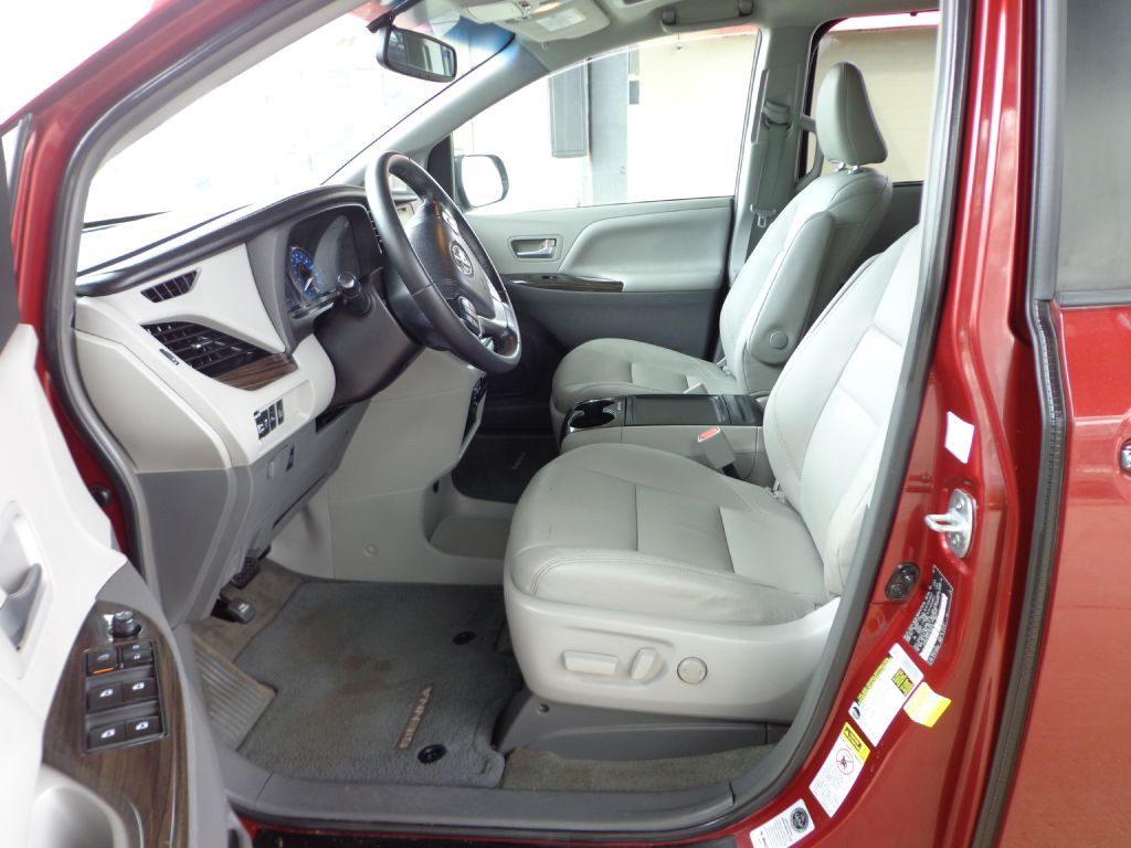 2015 Toyota Sienna Image 12