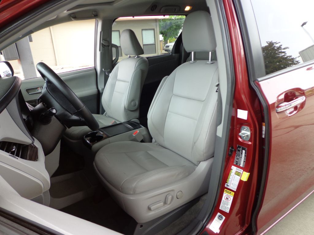 2015 Toyota Sienna Image 13