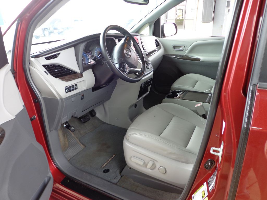 2015 Toyota Sienna Image 14