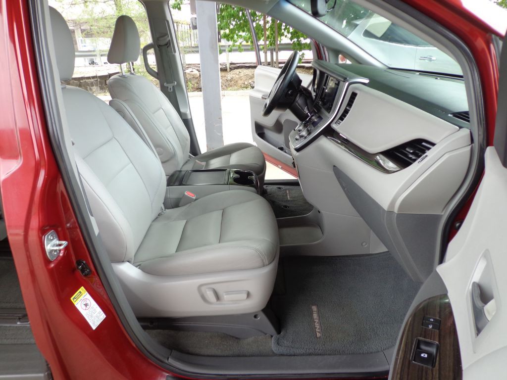2015 Toyota Sienna Image 15