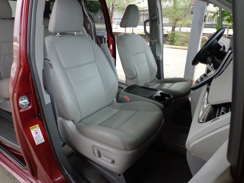 2015 Toyota Sienna Image 16