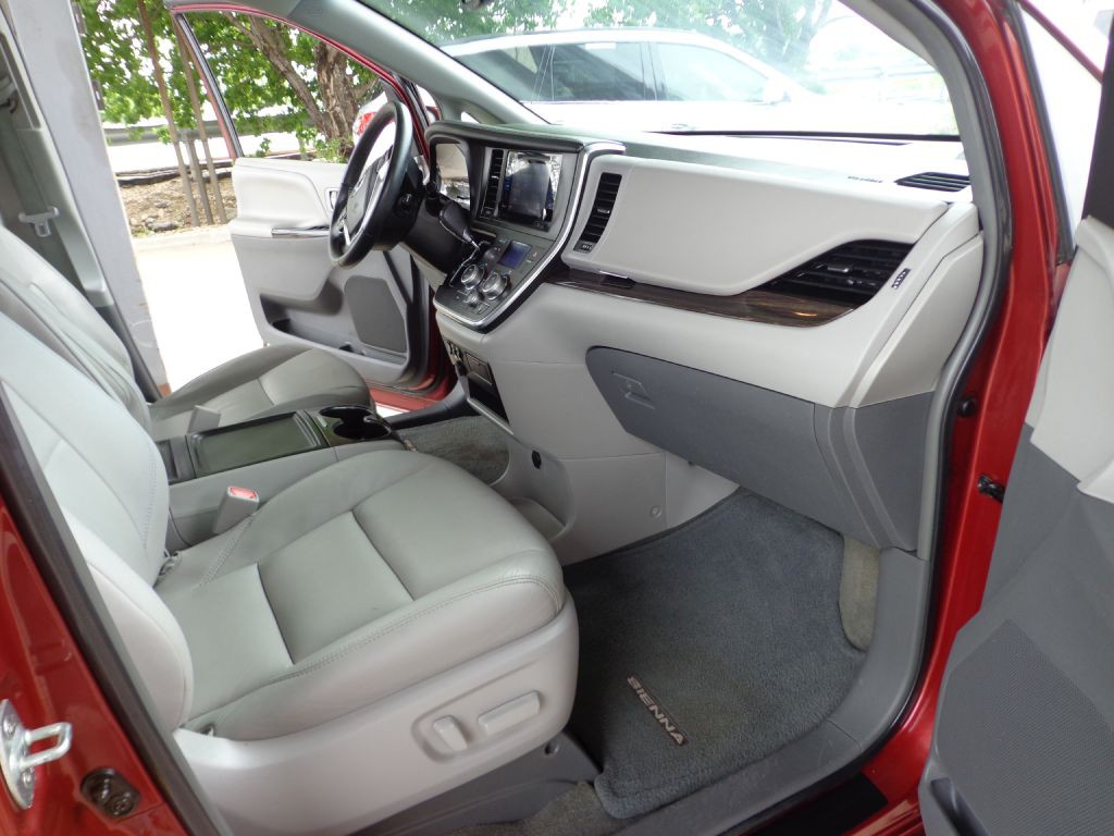2015 Toyota Sienna Image 17