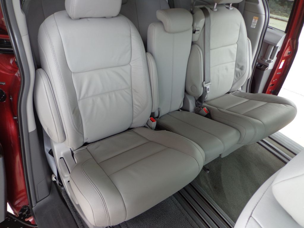 2015 Toyota Sienna Image 19
