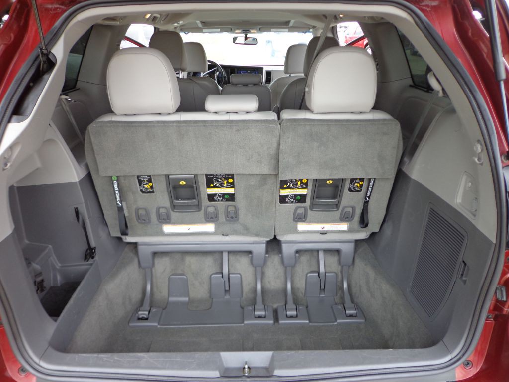 2015 Toyota Sienna Image 21